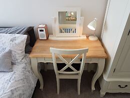 2 Bed Apt - Sea Views, Seafront Location & Parking