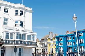2 Bed Apt - Sea Views, Seafront Location & Parking