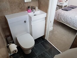 2 Bed Apt - Sea Views, Seafront Location & Parking