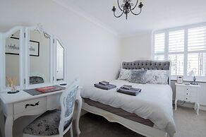 2 Bed Apt - Sea Views, Seafront Location & Parking