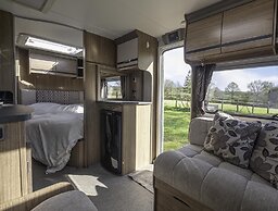 2 Double Bed Caravan - Secure Parking and Wifi