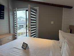 Colonial Hotel & Suites