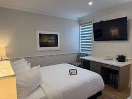 Colonial Hotel & Suites