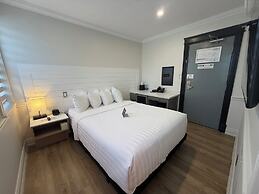 Colonial Hotel & Suites