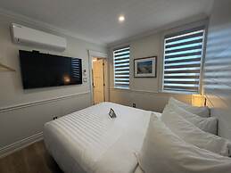 Colonial Hotel & Suites