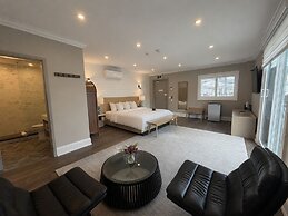Colonial Hotel & Suites
