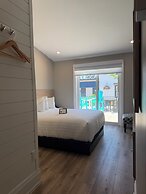 Colonial Hotel & Suites