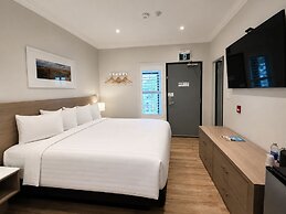 Colonial Hotel & Suites
