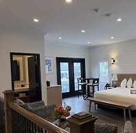 Colonial Hotel & Suites