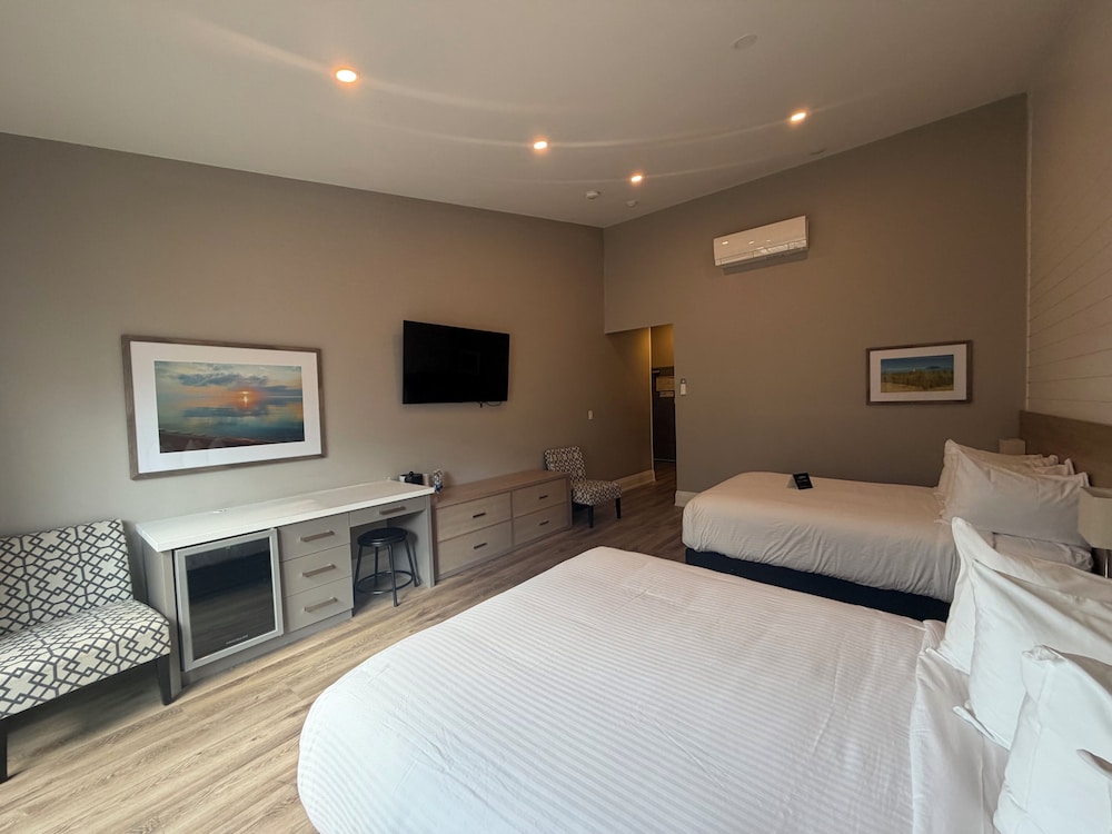 Colonial Hotel & Suites