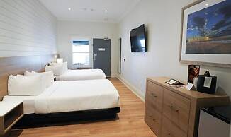 Colonial Hotel & Suites