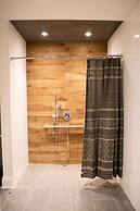 Colonial Hotel & Suites