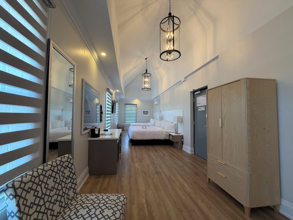 Colonial Hotel & Suites