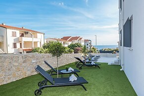 Pool Apartments Banta B