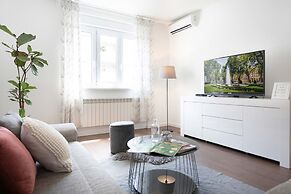 Sunny 2bdr Apartment With a Balcony
