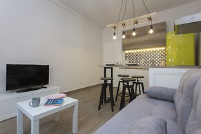 Sunny and Modern 1bdr Apartment in the Center