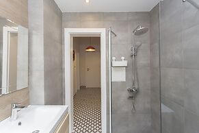 Sunny and Modern 1bdr Apartment in the Center