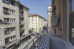 Sunny and Modern 1bdr Apartment in the Center