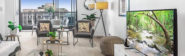 2BR Luxury Skytower -cbd -pool -gym -netflix