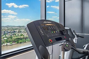 2BR Luxury Skytower -cbd -pool -gym -netflix