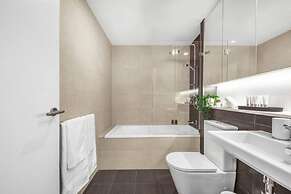 2BR Luxury Skytower -cbd -pool -gym -netflix