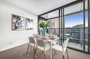 2BR Luxury Skytower -cbd -pool -gym -netflix