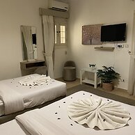Seven Pyramids Inn