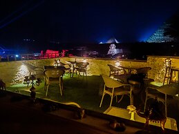 Seven Pyramids Inn