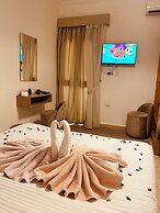 Seven Pyramids Inn