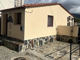 1 bed - Sleeps 4 - Pets - Balcony - Mtn View