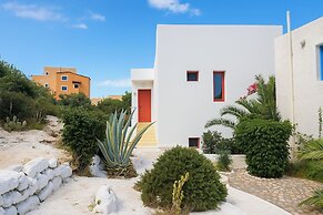 Apartment - Sleeps 10 - Parking - Garden - Pool