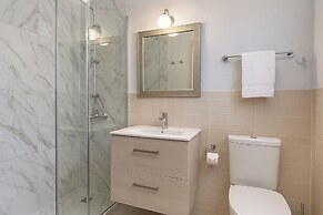 Apartment - Sleeps 10 - Parking - Garden - Pool
