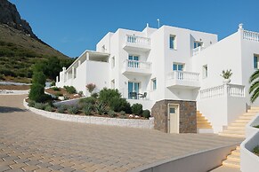 Apartment - Sleeps 10 - Parking - Garden - Pool