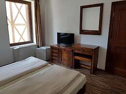 Room-granat Double Room 2- Next to Gondo