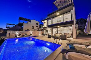 Villa Kajaim Sleeps 8 With Pool