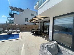 Villa Kajaim Sleeps 8 With Pool