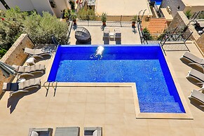 Villa Kajaim Sleeps 8 With Pool