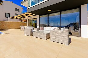 Villa Kajaim Sleeps 8 With Pool
