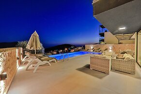Villa Kajaim Sleeps 8 With Pool