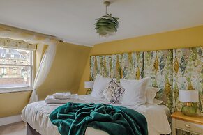 Impeccable 4-bed Apartment in Bath
