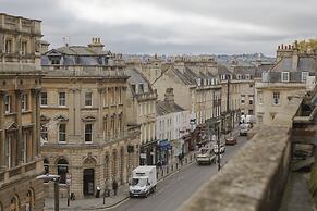 Impeccable 4-bed Apartment in Bath