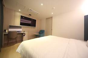 H Avenue Hotel