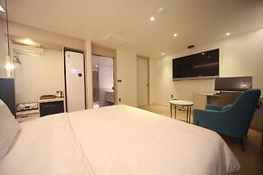 H Avenue Hotel