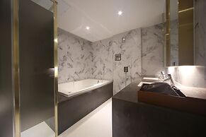 H Avenue Hotel