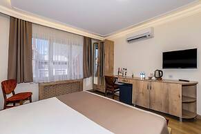 Porta Romanos Hotel