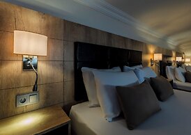 Porta Romanos Hotel