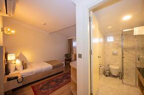 Porta Romanos Hotel