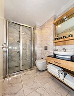 Porta Romanos Hotel