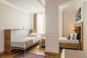 Porta Romanos Hotel