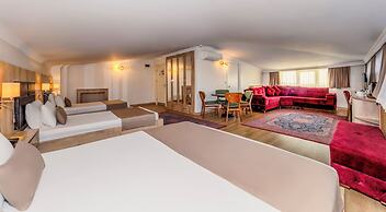Porta Romanos Hotel